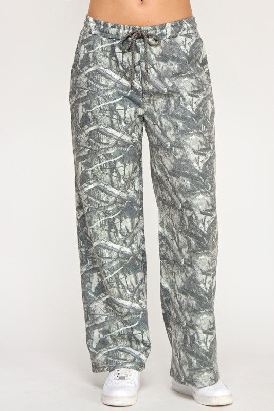 FLEECE MID RISE CAMO STRAIGHT LEG PANTS