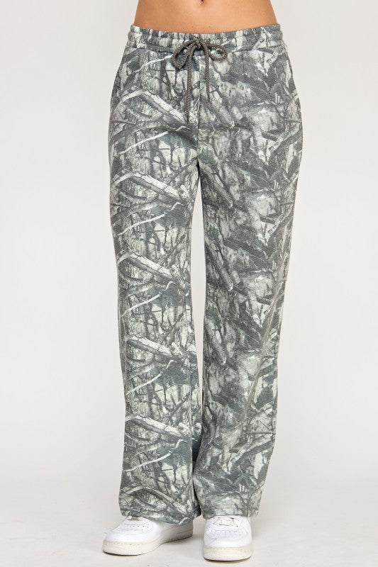 FLEECE MID RISE CAMO STRAIGHT LEG PANTS