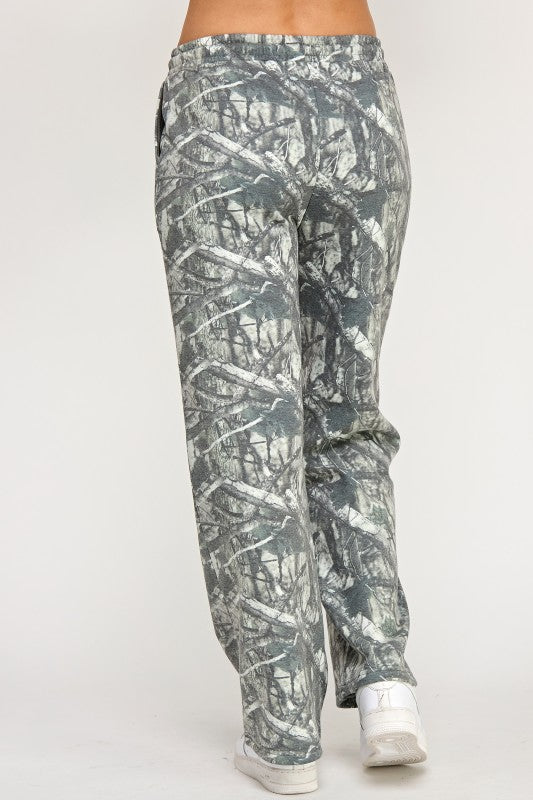 FLEECE MID RISE CAMO STRAIGHT LEG PANTS