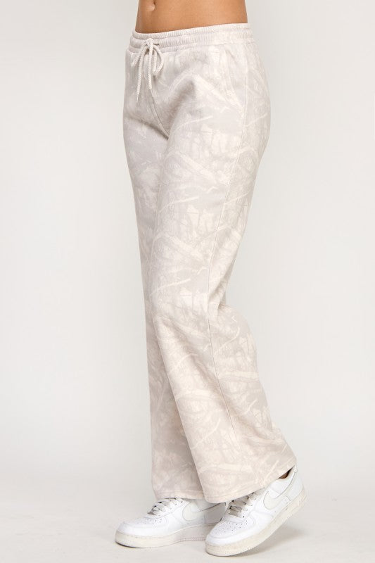 FLEECE MID RISE CAMO STRAIGHT LEG PANTS