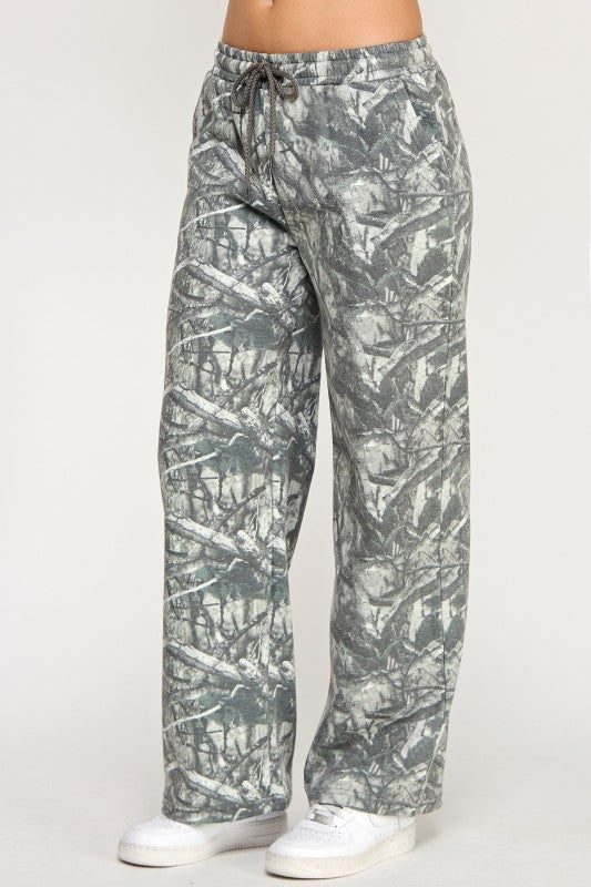 FLEECE MID RISE CAMO STRIGHT LEG PANTS