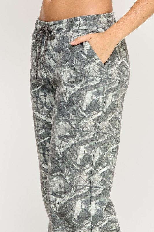 FLEECE MID RISE CAMO STRIGHT LEG PANTS