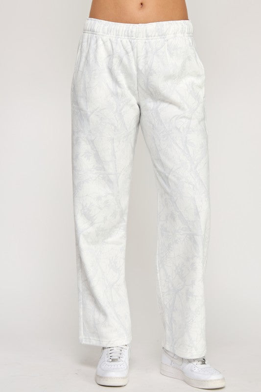 FLEECE MID RISE CAMO STRIGHT LEG PANTS