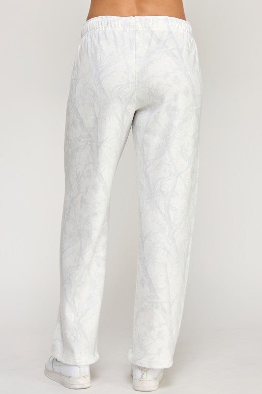 FLEECE MID RISE CAMO STRIGHT LEG PANTS