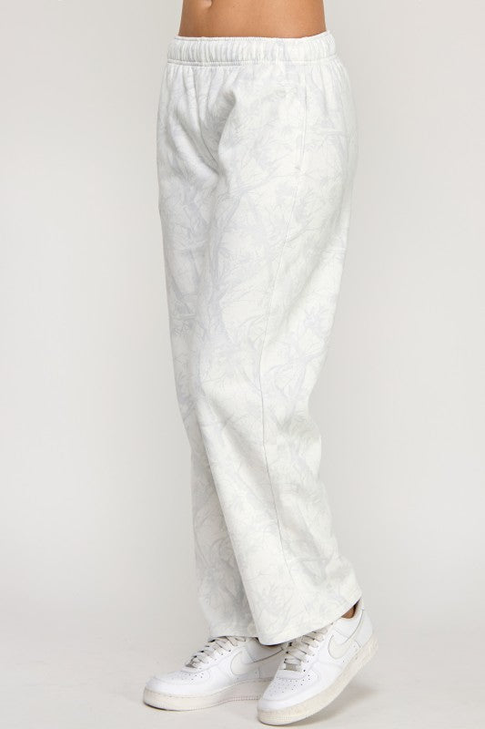 FLEECE MID RISE CAMO STRIGHT LEG PANTS